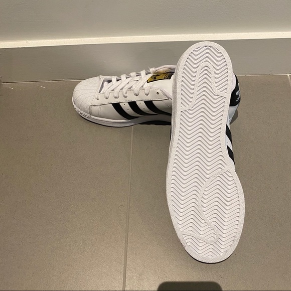 Shell Toe Adidas Classics - Picture 2 of 4